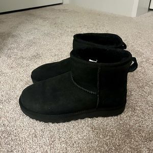 Black mini Ugg
